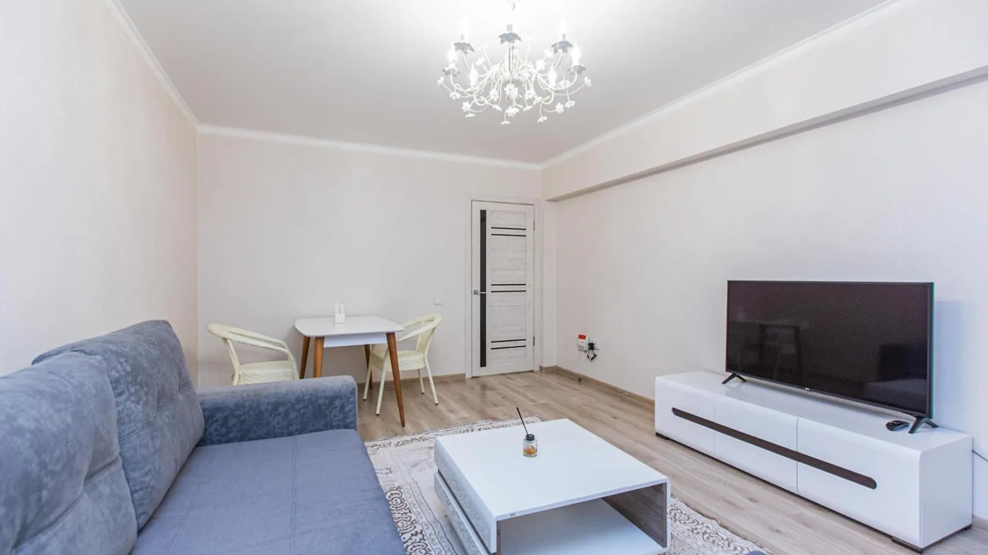 아파트 Apartaments Nazarbaeva 235 알마티
